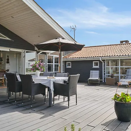 Fantastic Summer House With Sea View *